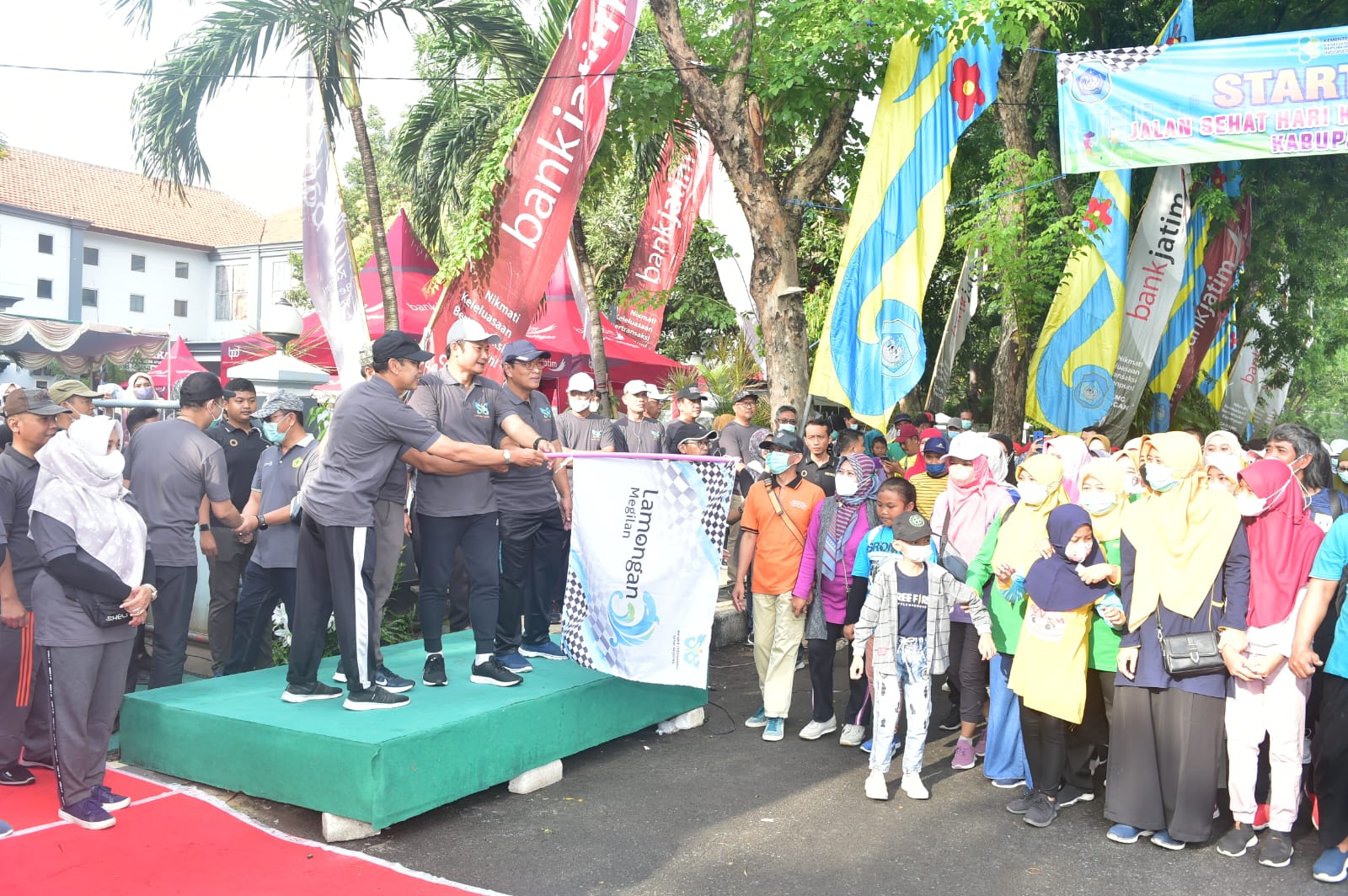 Bupati saat memberangkatkan jalan sehat dalam rangka HKN di depan Kantor Dinkes Lamongan. Foto:SP/Muhajirin Kasrun.
