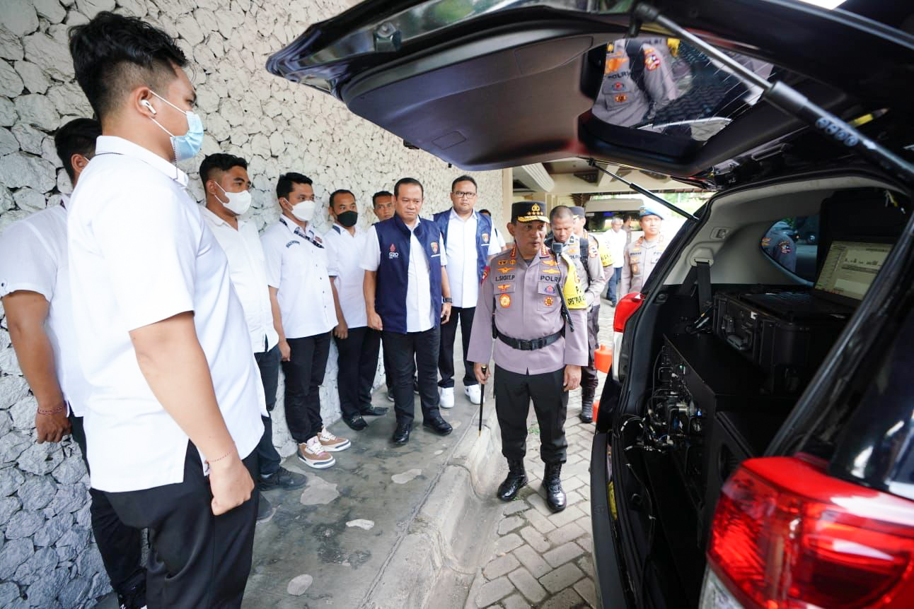 Kapolri Jenderal Listyo Sigit Prabowo saat meninjau Posko Satgas Gakkum Mabes Polri di Badung, Bali, Sabtu (12/11/2022).
