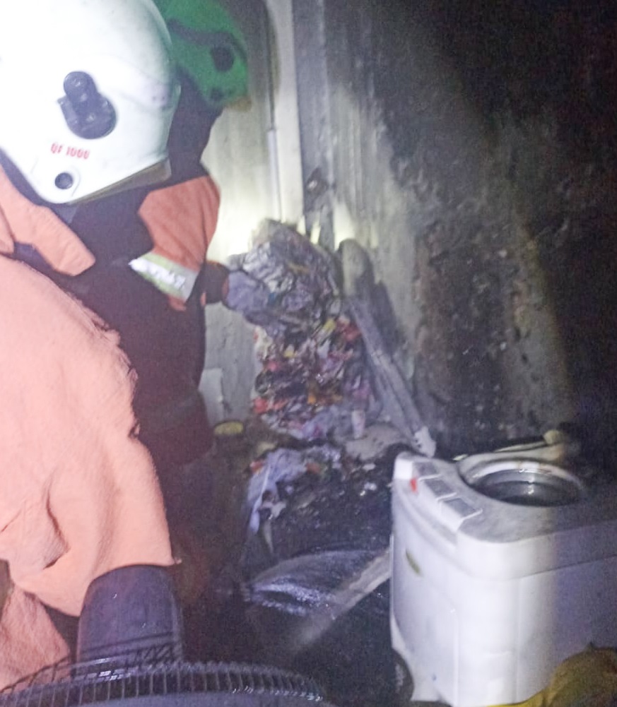 Kondisi rumah di Kertajaya Indah Surabaya yang terbakar, Senin (14/11/2022).