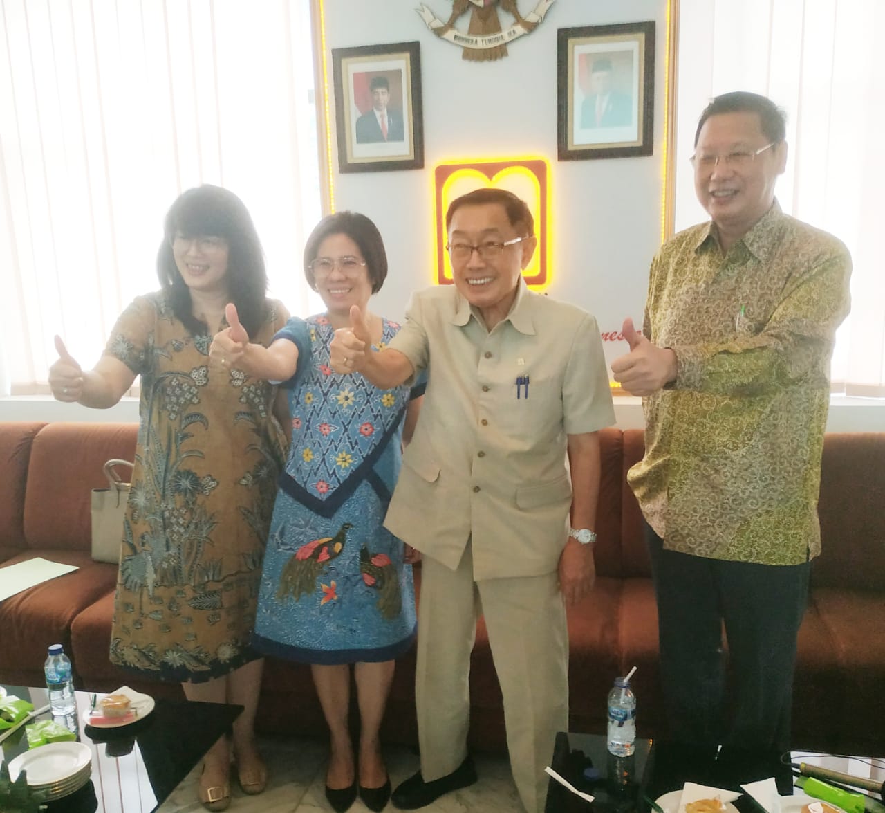 Presdir PT Maspion Group Alim Markus dan jajaran direksi Bank Maspion serta CFO Maspion Group Welly Muliawan 