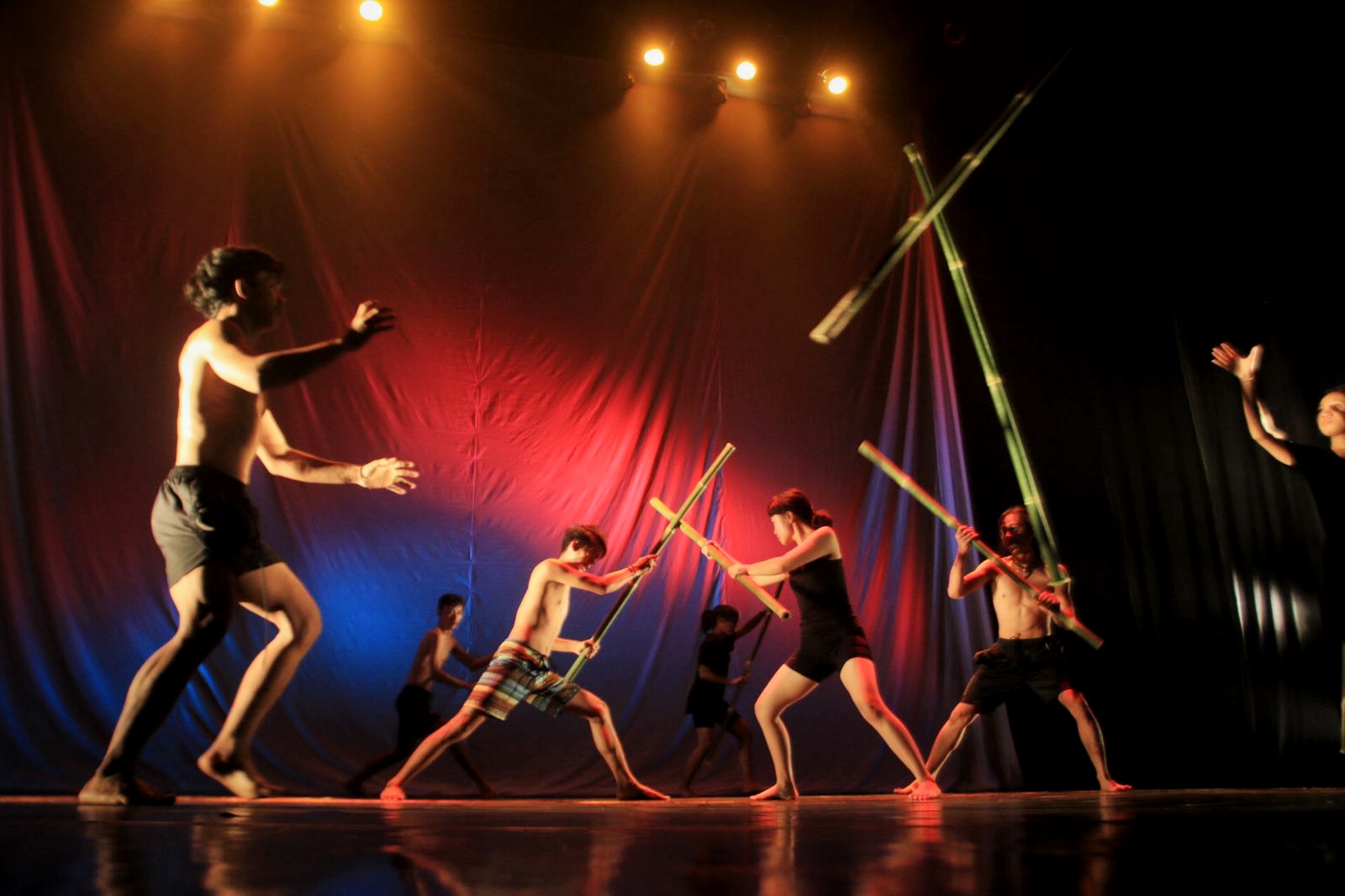 Para Aktor Teater IB Creative memainkan peran mereka dalam sesi Parade Teater Jawa Timur, Di Gedung Kesenian Cak Durasim, Surabaya, Jumat (18/11/2022).