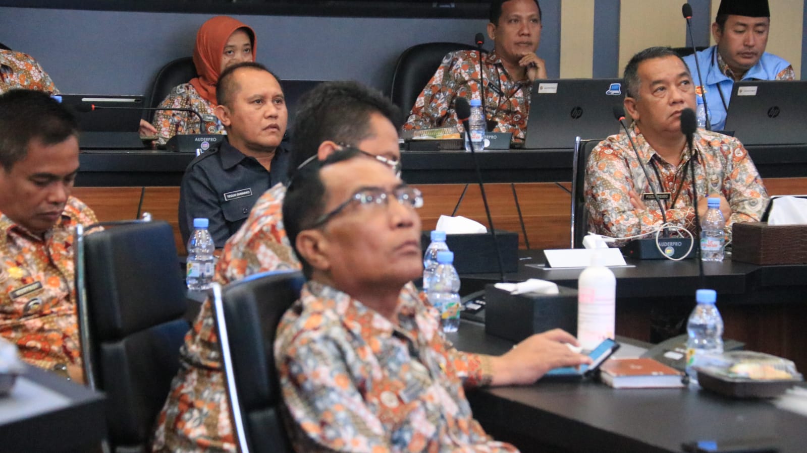 Bupati Mojokerto Ikfina Fahmawati saat mengikuti webinar Budaya Anti Korupsi di Ruang SBK Kantor Pemkab Mojokerto, Kamis (24/11) pagi. Foto:SP/Dwi AS.