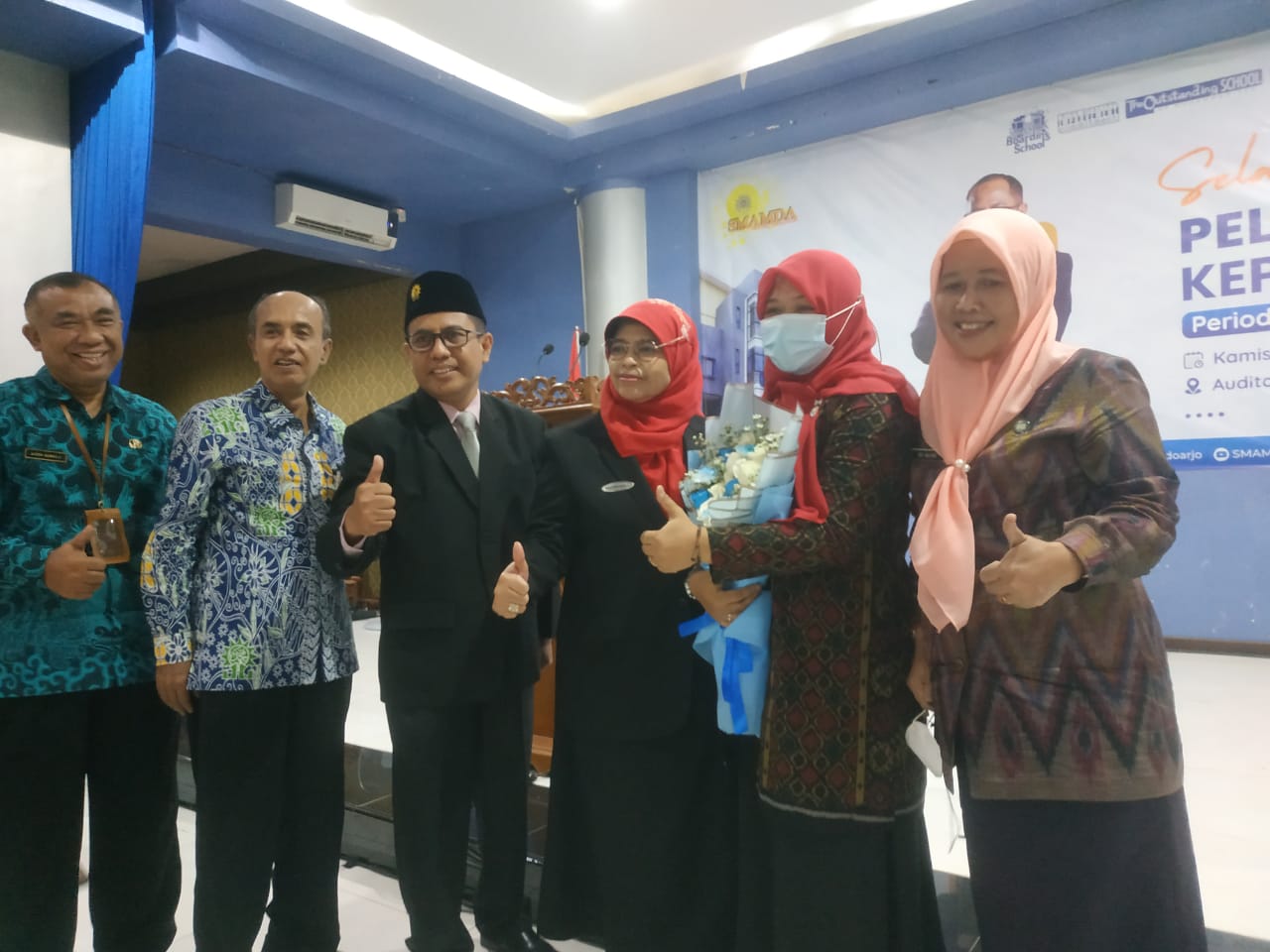 Kepsek Smamda yang baru Zainul Arifin ( baju jas) bersama Kepsek lama Wigatiningsih (baju gelap)