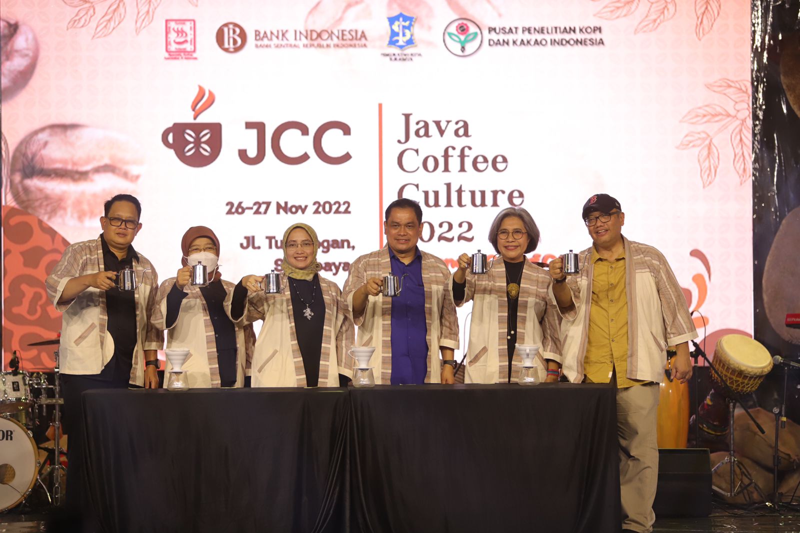 Anggota Komisi XI DPR RI Indah Kurnia (tengah) bersama Kepala Perwakilan BI Jatim Budi Hanoto (kanan) dan sejumlah Anggota Komisi XI DPR RI saat acara Java Coffee Culture 2022 di Jl. Tunjungan Surabaya, Minggu (27/11/2022)