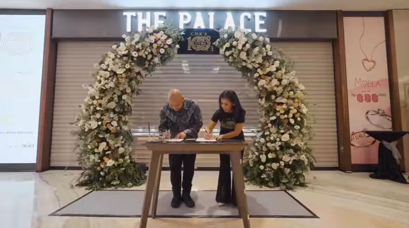 Petronella Soan, COO PT Central Mega Kencana bersama PLT Direktur Bidang Komunikasi Pemasaran Kemenparekraf RI Dedy Ahmad Kurnia seusai meresmikan Gerai CMK di Pakuwon Mall