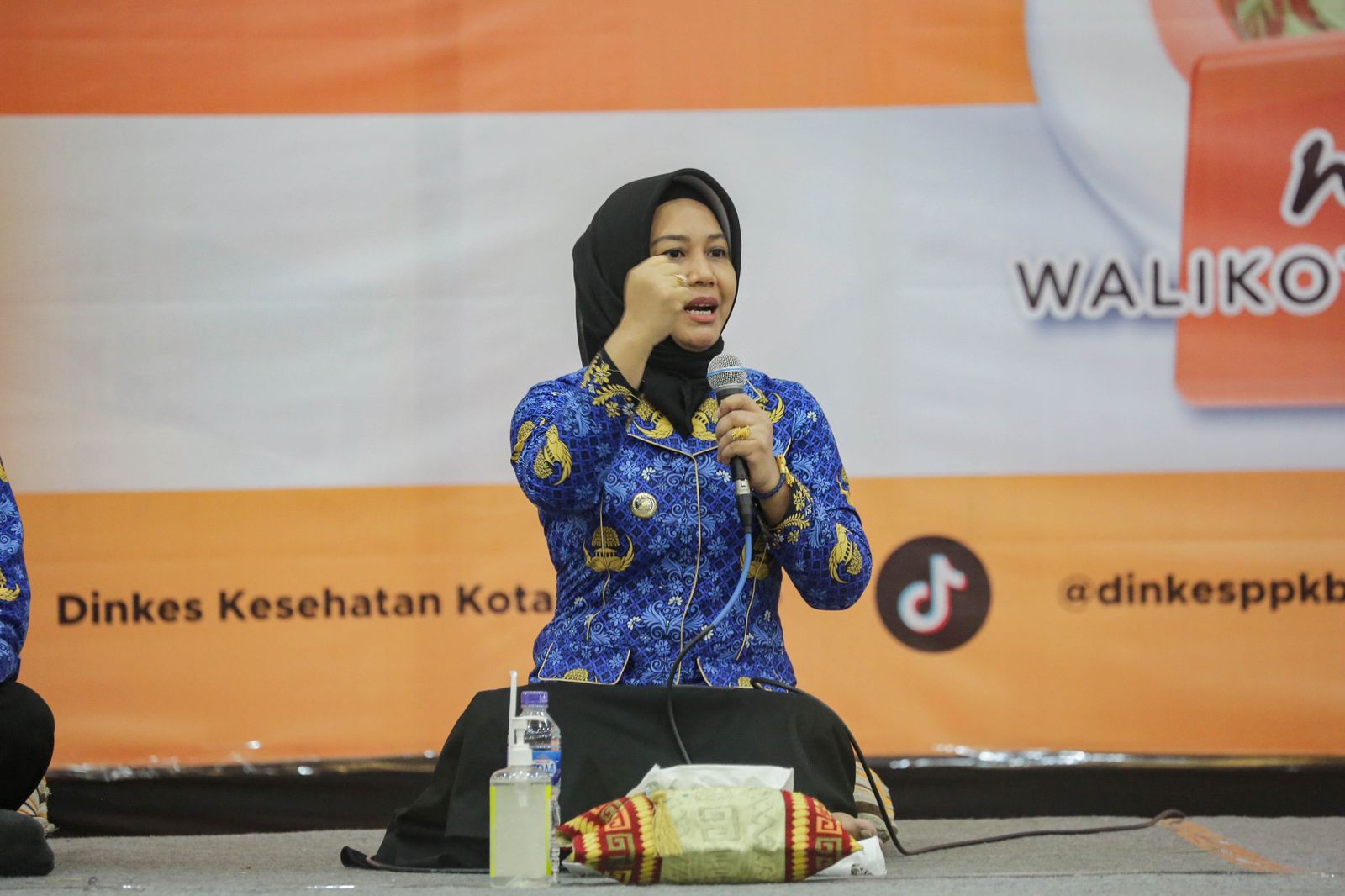 Walikota Mojokerto Ning Ita saat memberi semangat kepada ribuan kader kesehatan Kota Mojokerto