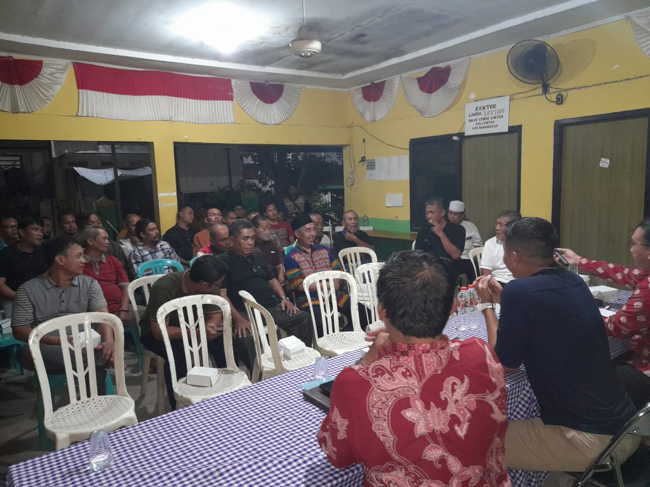 Pertemuan warga Lontar bersama Lurah Lontar Beta Rahmadani, Kamis (1/12/2022).