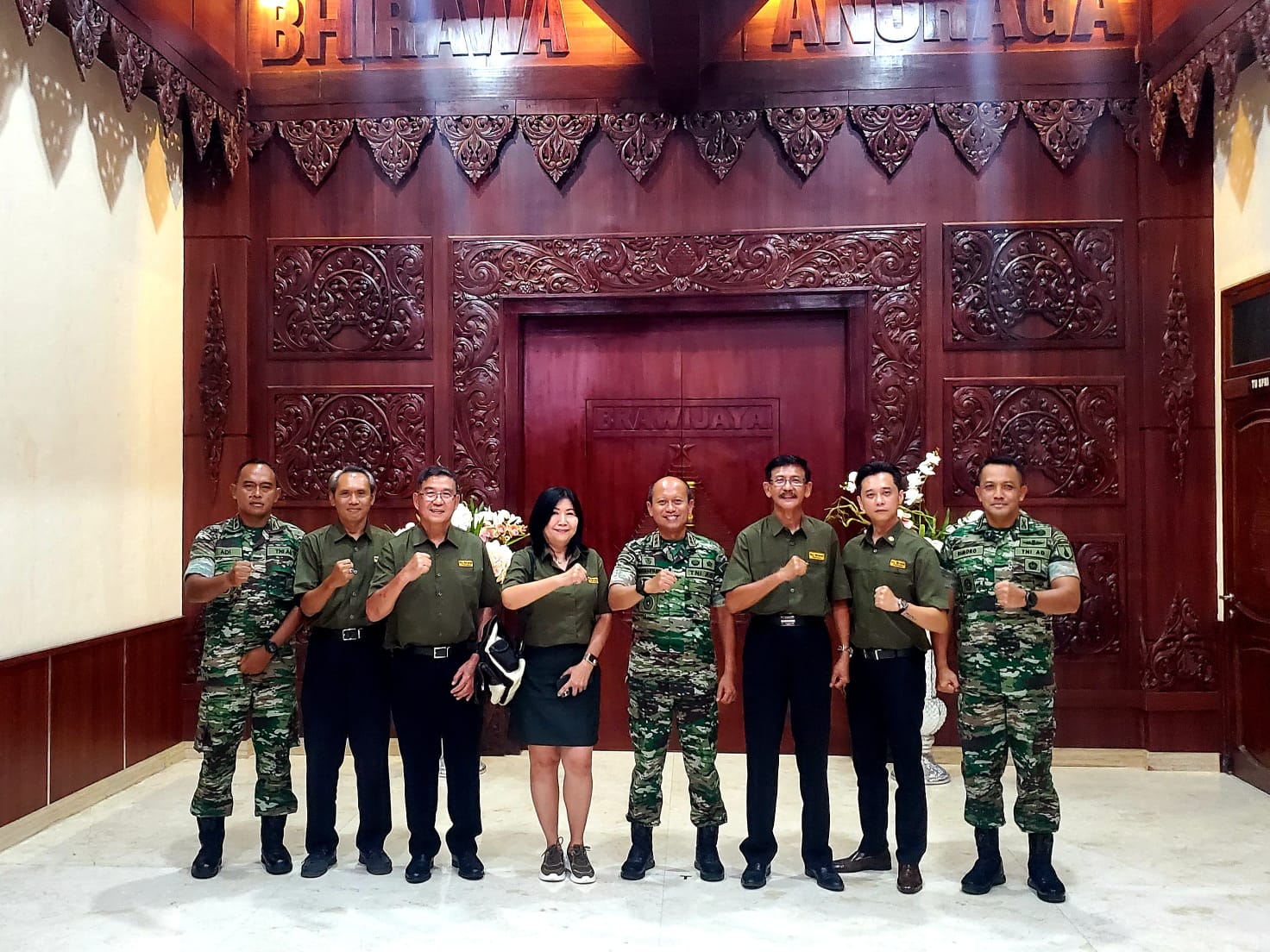 Direksi dan Manajemen PT ATM foto bersama Pangdam V/Brawijaya Mayjen TNI Nurchahyanto usai audiensi pemaparan ketahanan pangan dan potensi Padi Premium Japonica di Aula Makodam V/Brawijaya, Jumat (2/12/2022).