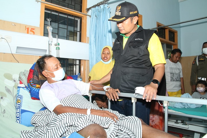 Riyanto penjaga perlintasan KA yang tengah dirawat menceritakan aksinya saat dibesuk oleh bupati. SP/MUHAJIRIN KASRUN