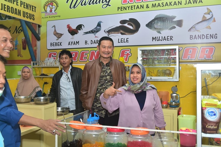 Bupati saat melihat langsung stand kuliner di PKL Andansari usai diresmikan pasca revitalisasi. SP/MUHAJIRIN KASRUN