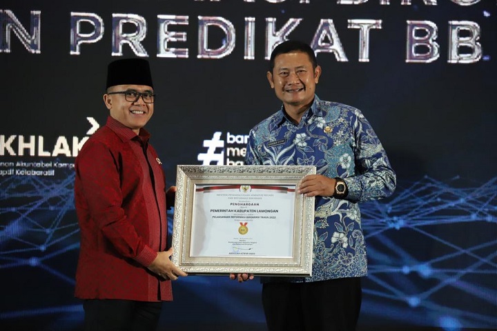 Bupati Yuhronur Efendi saat menerima penghargaan dari Men PAN-RB, Azwar Anas. SP/MUHAJIRIN KASRUN