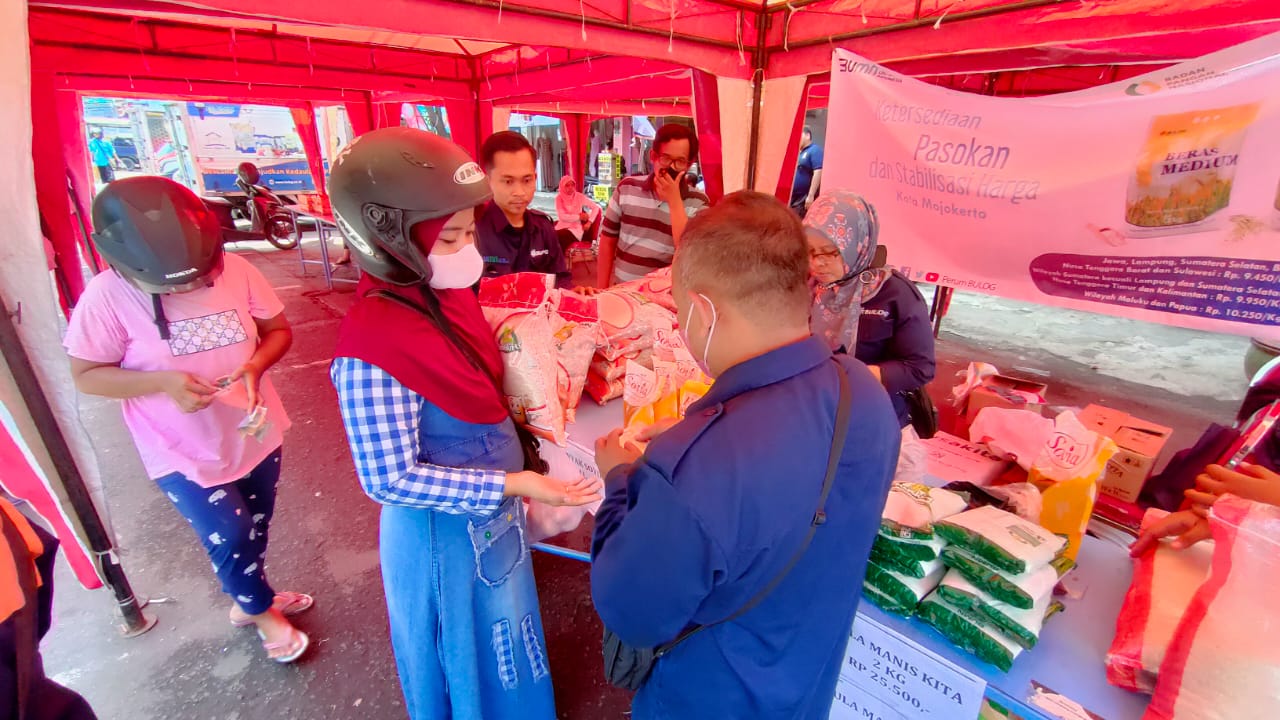 Operasi pasar murah yang digelar Diskopukmperindag Kota Mojokerto didepan pasar tanjung anyar mulai diserbu pembeli.