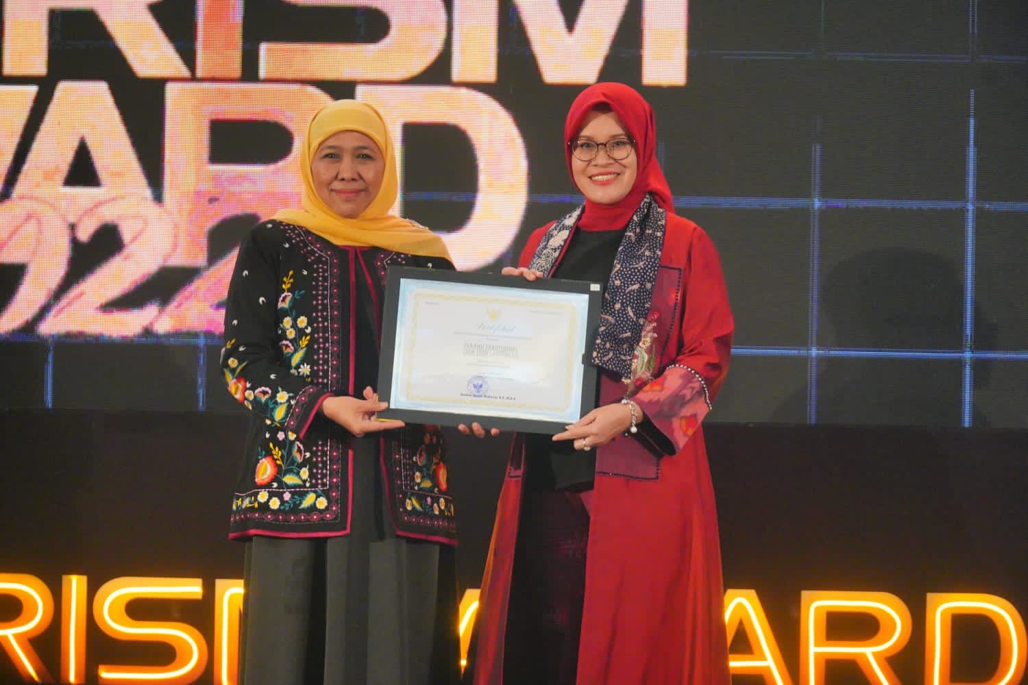 Gubernur Khofifah mewakili Kemendikbud Riset dan Teknologi saat menyerahkan sertifikat WBTB ke Kadis Kebudayaan dan Pariwisata Lamongan Siti Rubikah. Foto: SP/Muhajirin Kasrun. 