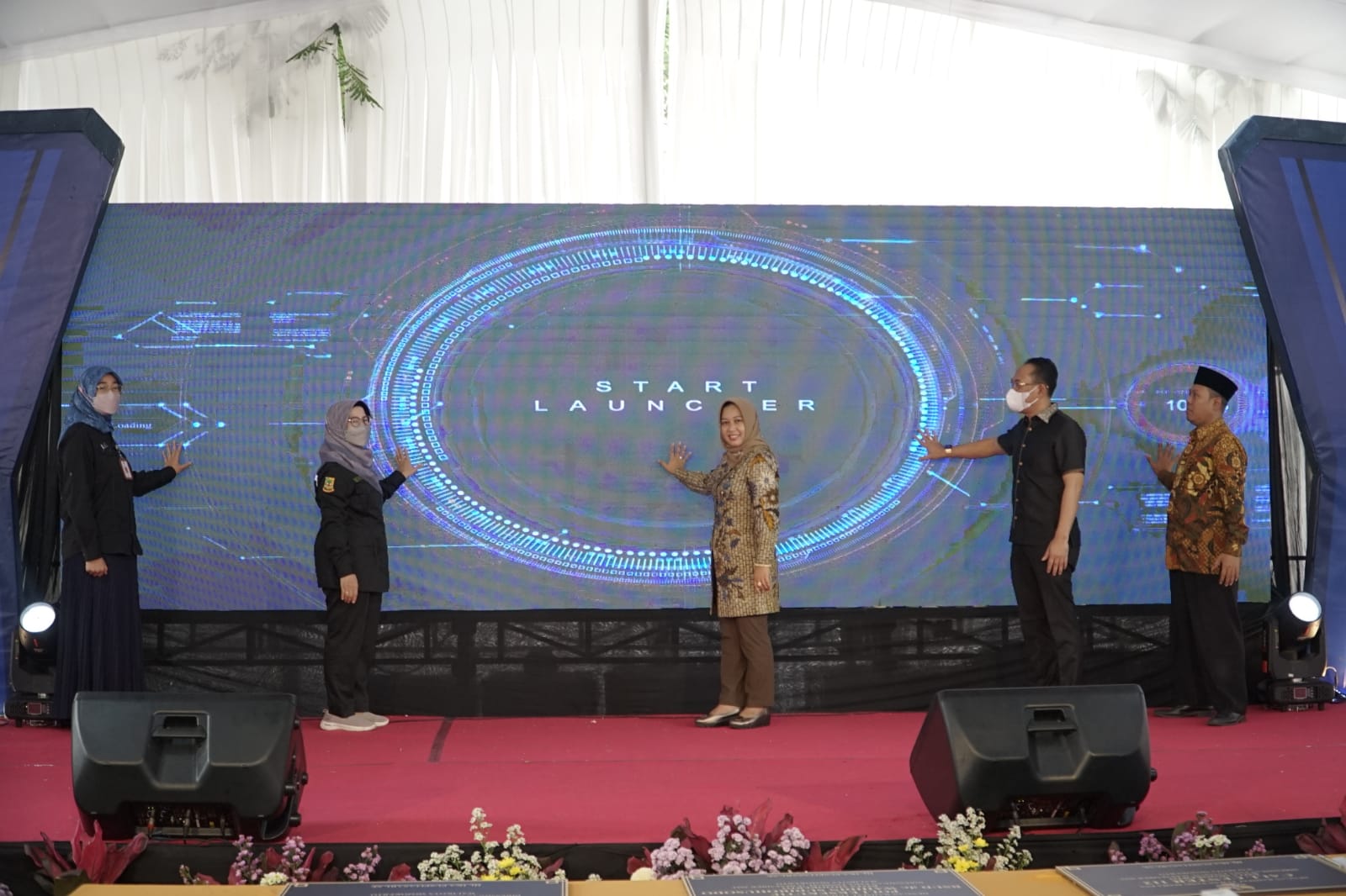 Walikota Ning Ita didampingi perwakilan Kementerian Kominfo, Sekdakot serta kepala OPD lainnya bersama sama melaunching 112 dan 119 call center
