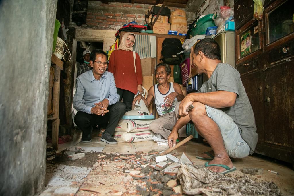 Ketua DPRD Kota Surabaya Adi Sutarwijono bersama warga yang menerima manfaat pembangunan jamban. SP/ALQ