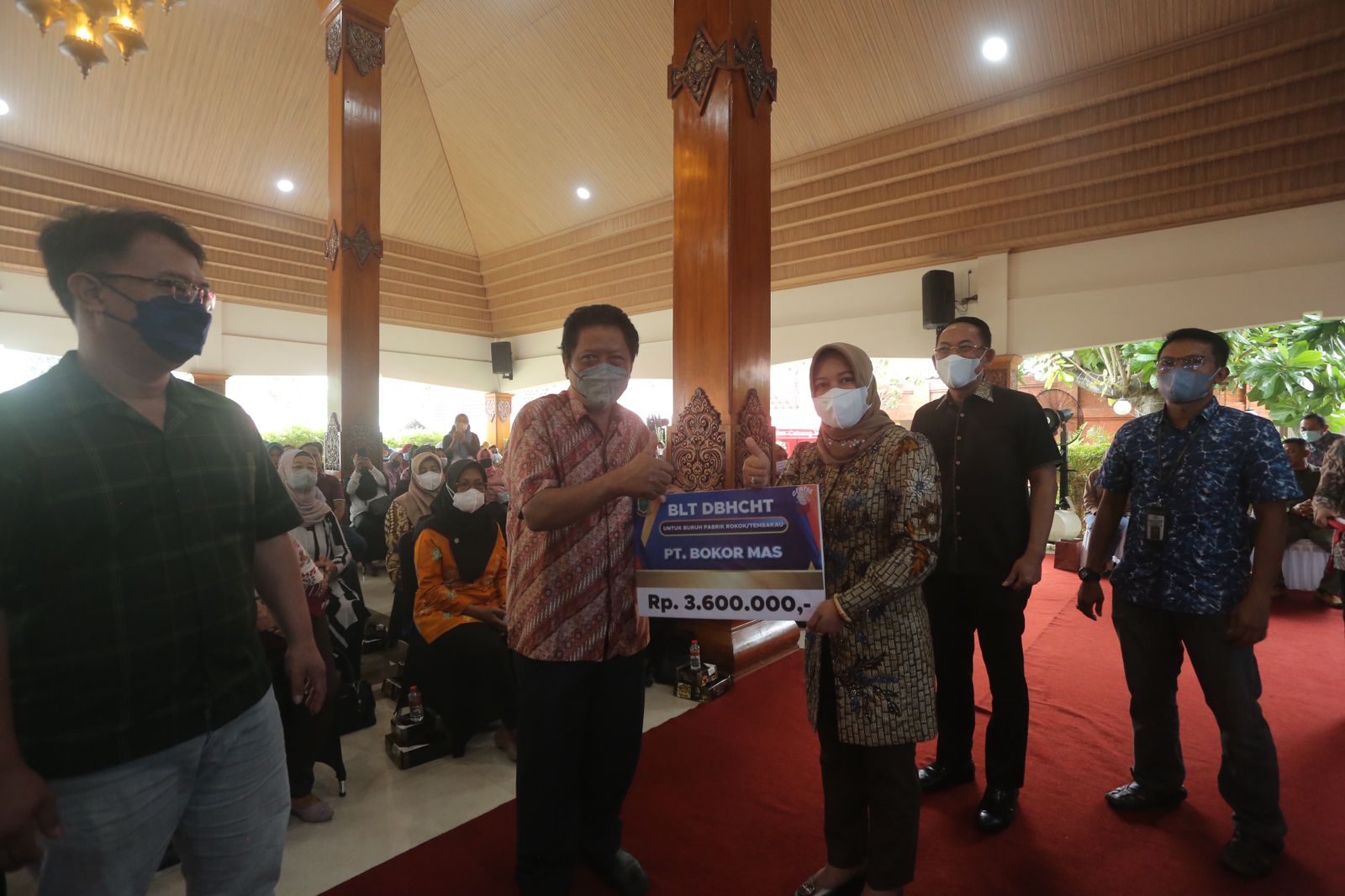 Walikota Mojokerto Ning Ita saat menyerahkan BLT DBHCHT kepada pekerja pabrik rokok