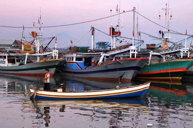 Perahu nelayan yang parkir di Pelabuhan Pasuruan.