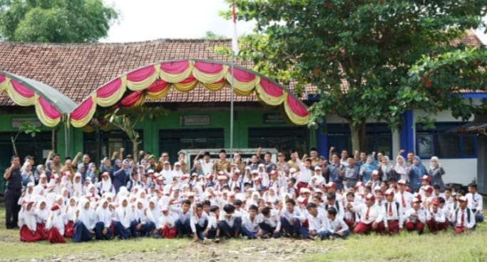 Wakil Bupati Sampang H. Abdullah Hidayat saat foto bersama guru dan siswa siswi.