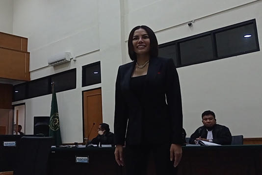 Nikita Mirzani tampak cantik saat hadir di ruang sidang Pengadilan Negeri Serang, Banten, Senin (19/12/2022).