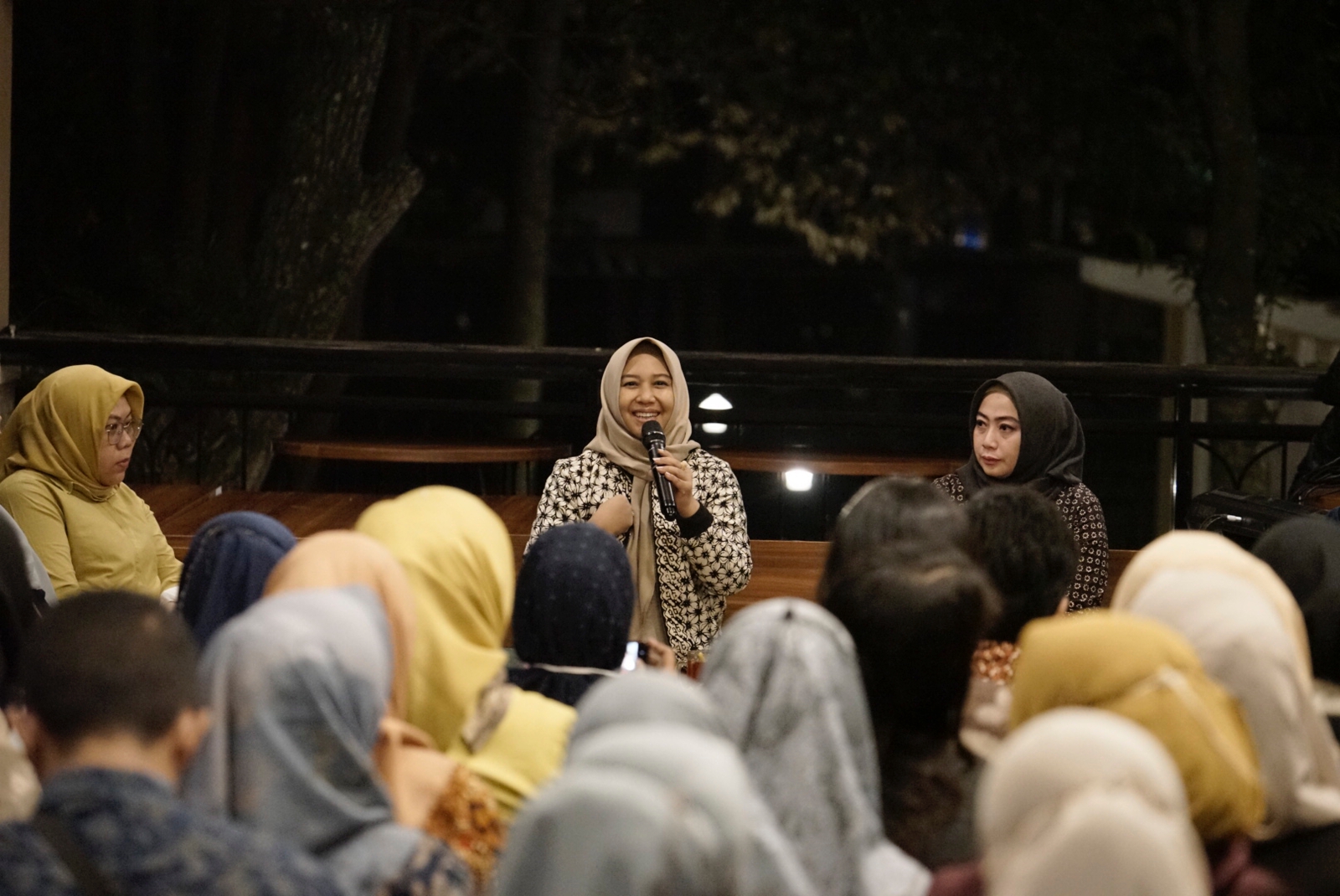 Walikota Ning Ita saat memberikan 
arahan pembinaan kepada ASN dan Non ASN  Diskopukmperindag Kota Mojokerto