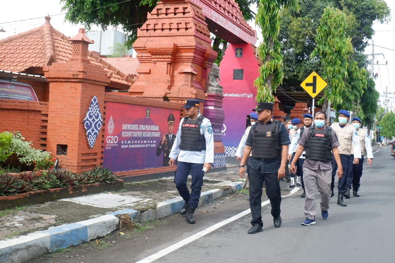 Kalapas Mojokerto Dedy Cahyadi dan jajaran saat Bintotwasdal sisir keamanan area sekitar Lapas.
