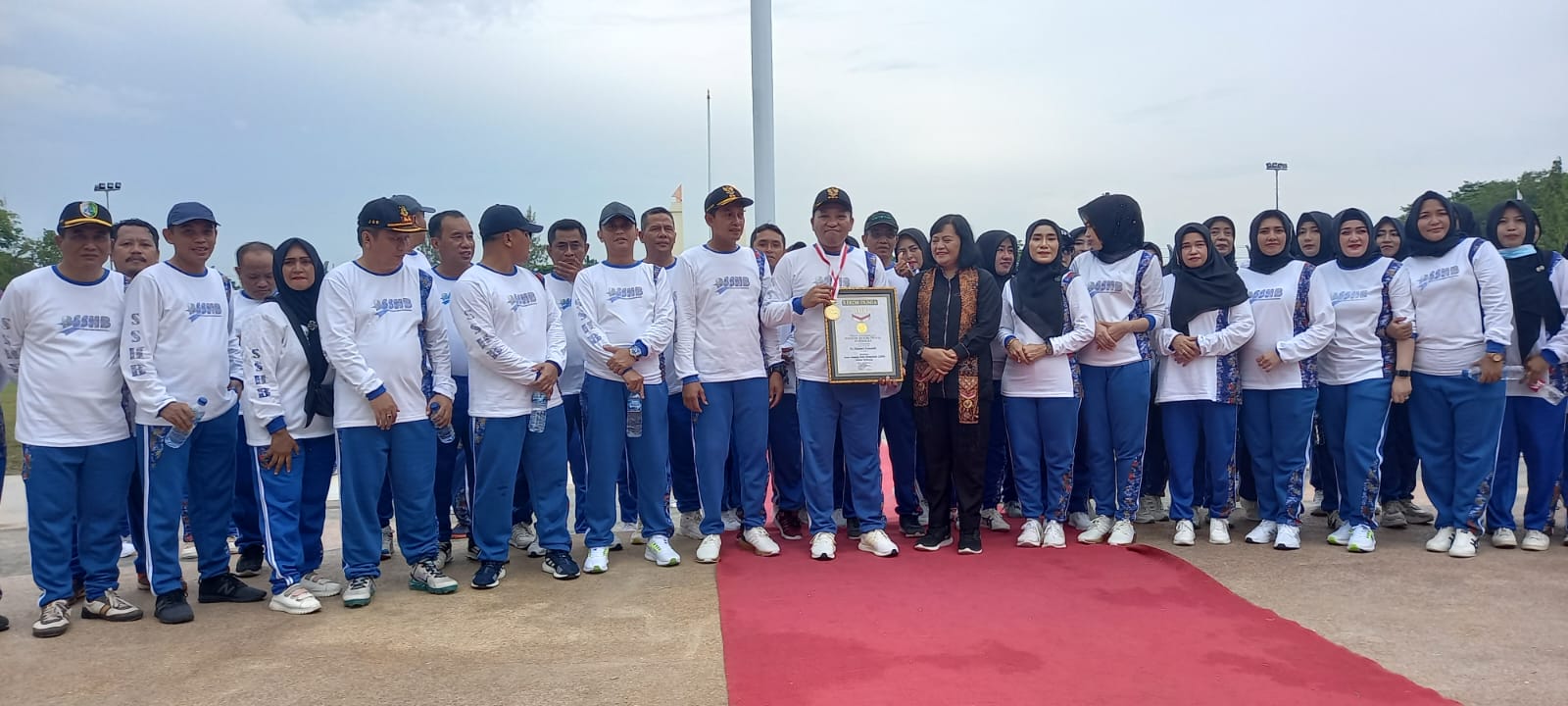 Bupati Sampang H.Slamet Junaidi saat menerima penghargaan Rekor MURI.