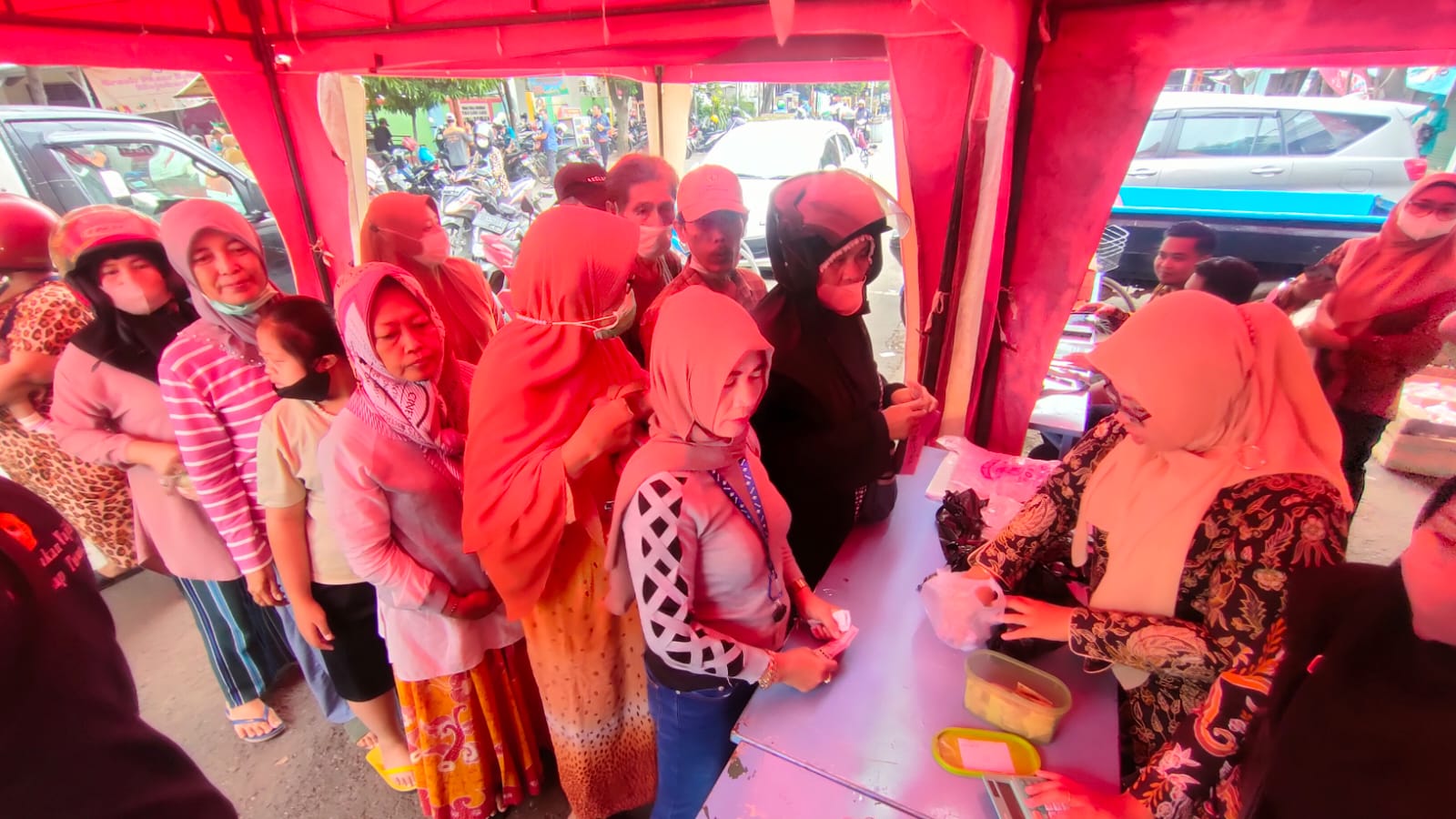 Operasi pasar murah yang digelar Diskopukmperindag Kota Mojokerto ramai diserbu pembeli