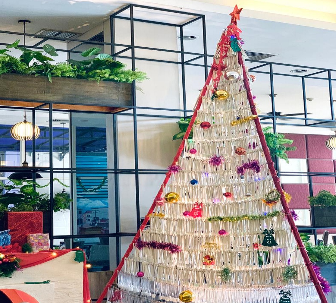 Pohon Natal dari sikat gigi yang terletak di lobby Quest Hotel Darmo Surabaya.
