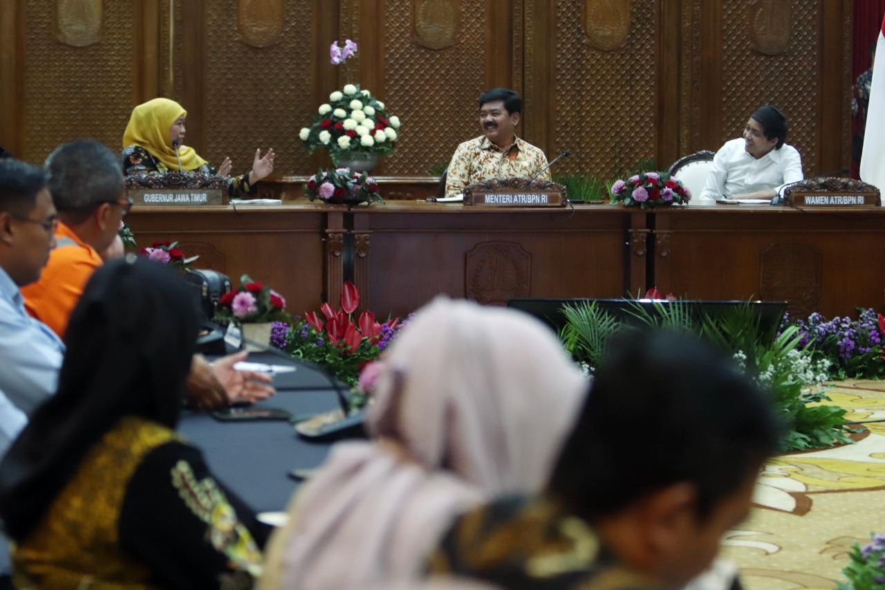 Gubernur Khofifah bersama Menteri dan Wamen ATR saat mengadakan rakor di Gedung Grahadi Surabaya, Kamis (05/01/2023). SP/Arlana.