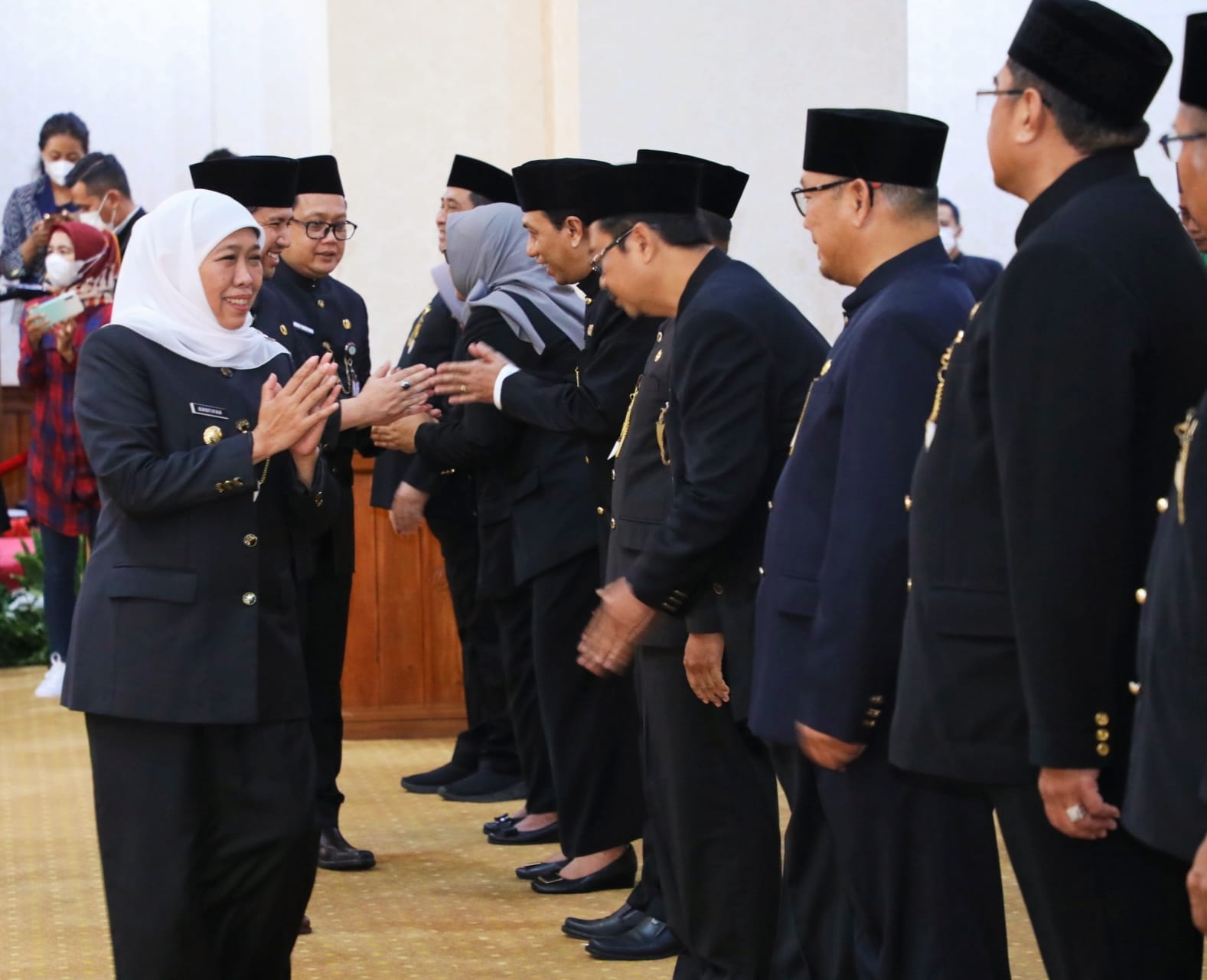 Gubernur Jatim Khofifah Indar Parawansa memberikan selamat kepada para pejabat Eselon II yang resmi dilantik di Gedung Grahadi, Surabaya, Jumat (6/1/2023). 