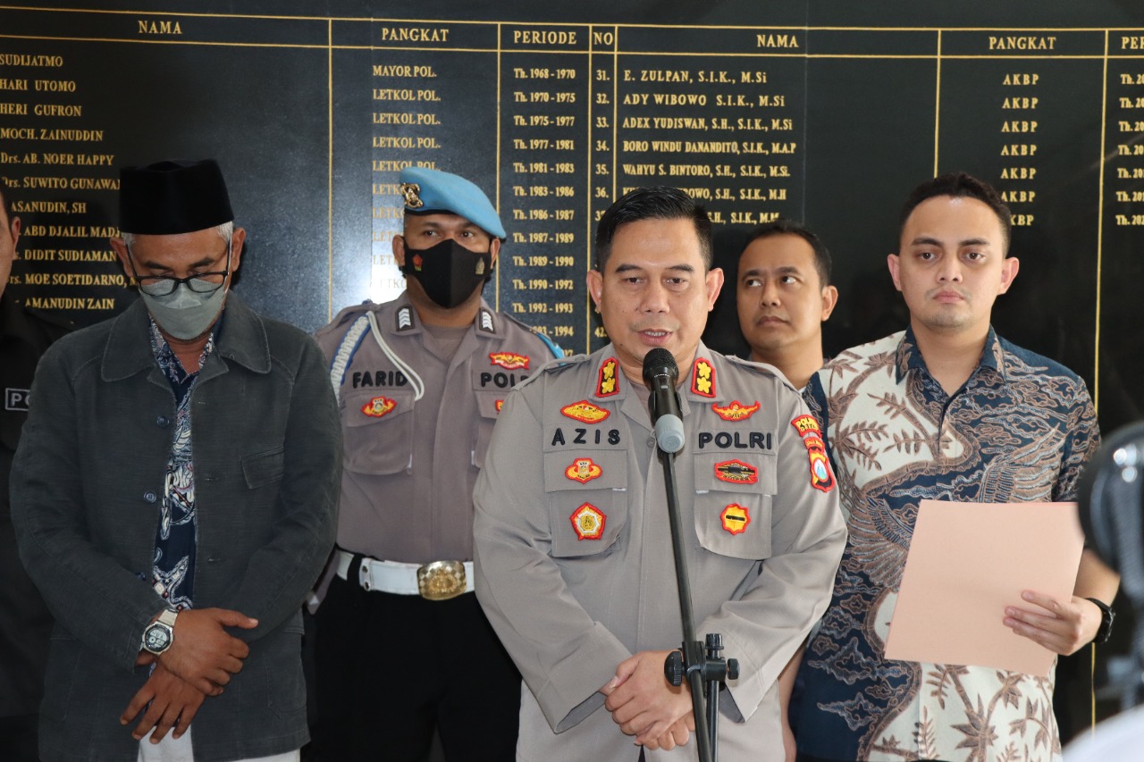 Kapolres AKBP Mochamad Nur Azis didampingi Kasatreskrim Iptu Aldhino Prima Wirdhan memberi keterangan kepada awak media terkait kasus dugaan penganiayaan siswi Mts Nurul Islam oleh kepala sekolah.