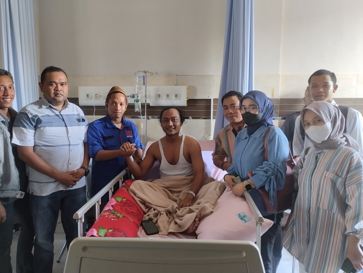 Gus Irul bersama timnya saat menjenguk Ahmad Umar Buwang di dr RSUD Soegiri Lamongan. SP/MUHAJIRIN