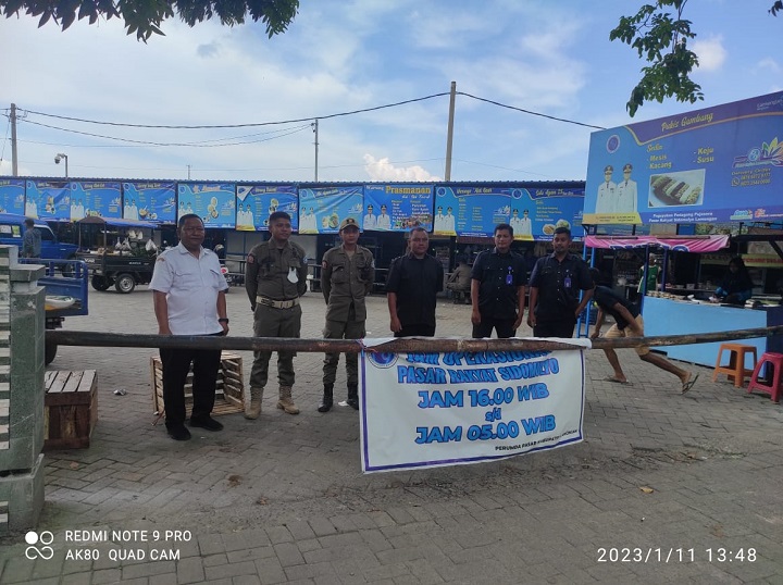 Pintu keluar masuk di Pasar Rakyat Sidomulyo Lamongan ditutup, dengan ditempeli spanduk tulisan jam operasional. SP/MUHAJIRIN KASRUN