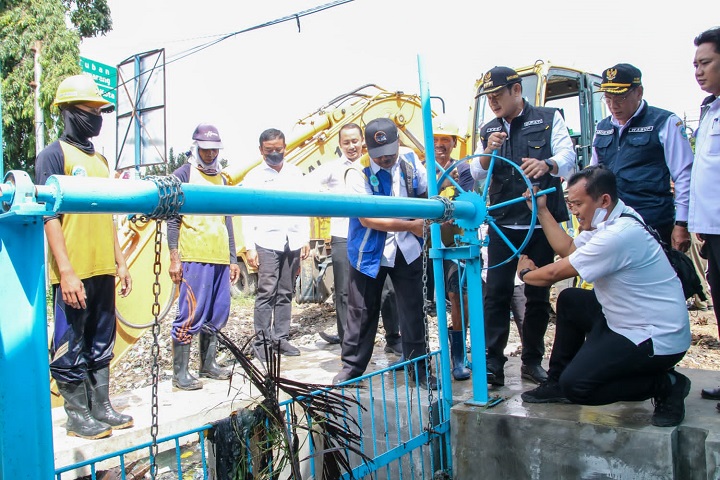 Bupati saat melihat dan mengecek fungsi dari pintu air. SP/MUHAJIRIN KASRUN