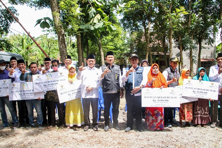 Bupati berpose bersama dengan jajaran pengurus Baznas dan penerima bantuan bedah rumah. SP/MUHAJIRIN KASRUN