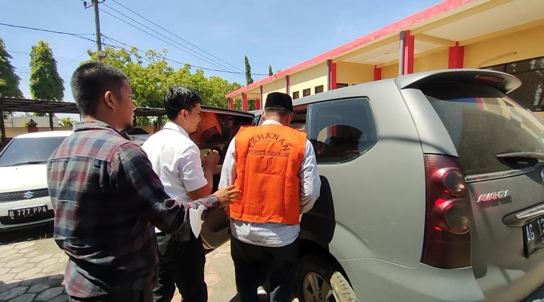 kedua tersangka memasuki mobil.