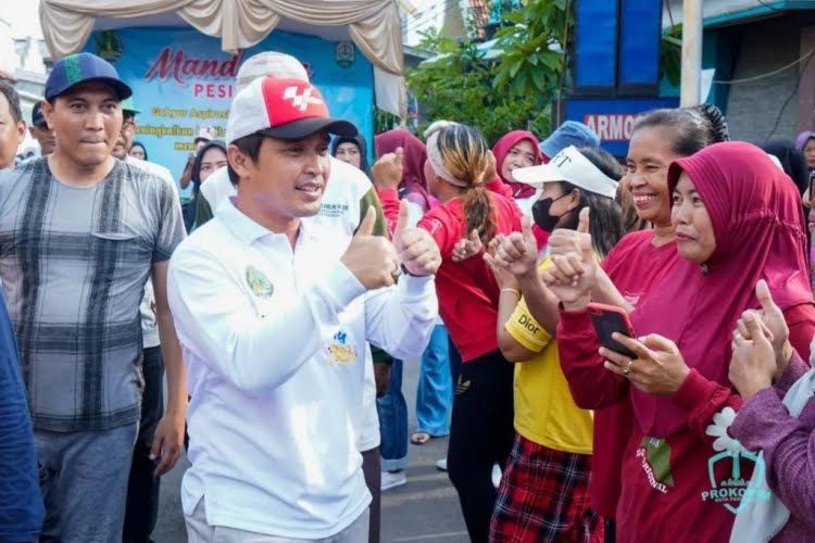 Wakil Wali Kota Pasuruan Adi Wibowo disambut masyarakat saat menghadiri Mandaran Pesisir Gaul.
