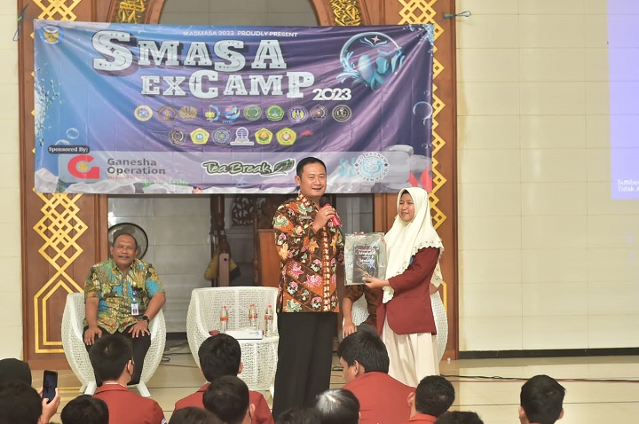 Bupati saat memberikan motivasi kepada siswa-siswi SMAN 1 Lamongan. SP/MUHAJIRIN KASRUN