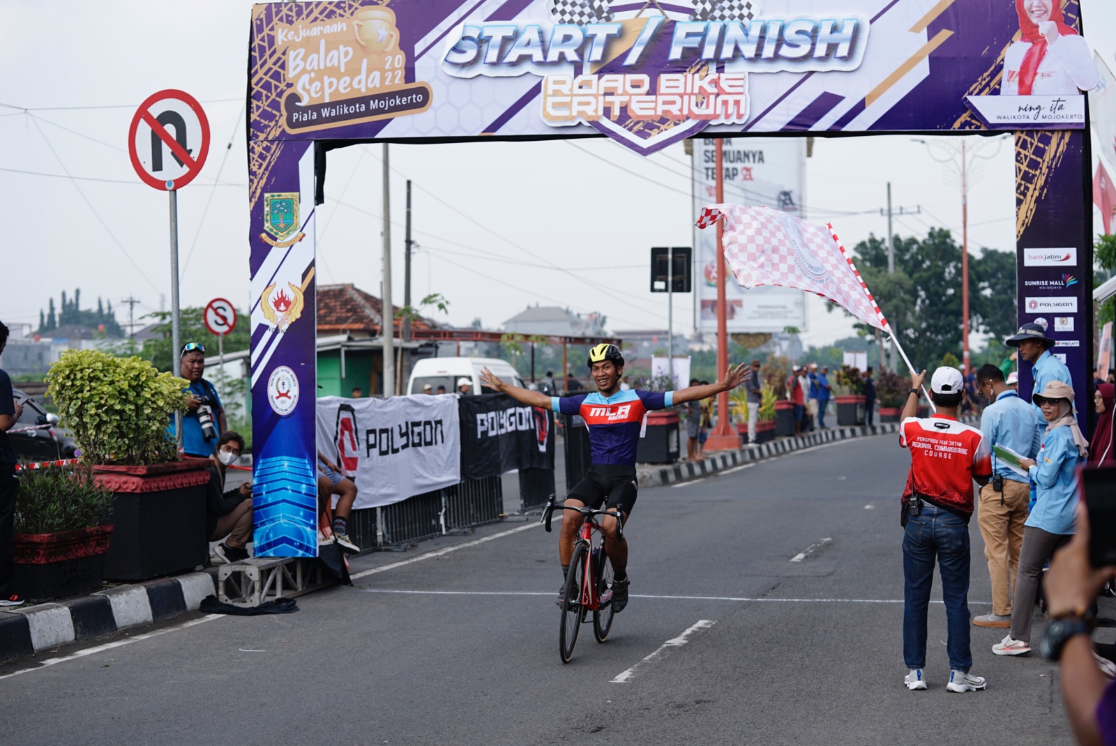 Peserta Road Bike Walikota Mojokerto Cup 2023 saat menyentuh garis finish