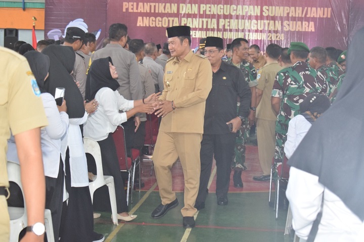 Bupati Lamongan saat memberikan ucapan selamat kepada petugas PPS usai pelantikan. SP/MUHAJIRIN KASRUN