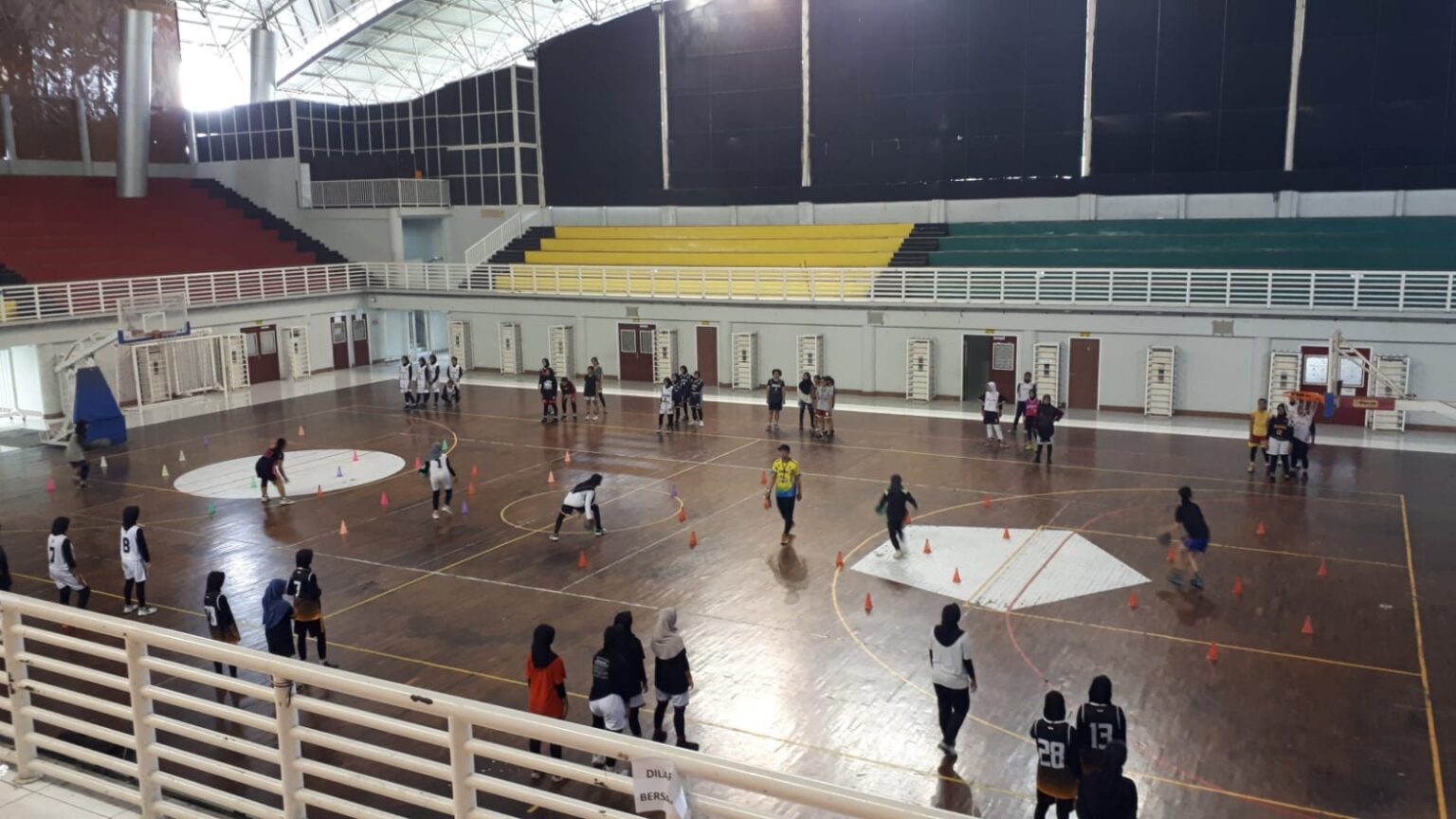 Seleksi atlet bola basket yang digelar Perbasi Gresik untuk persiapan Pra Porprov 2023 mendatang. Foto: Klikjatim.