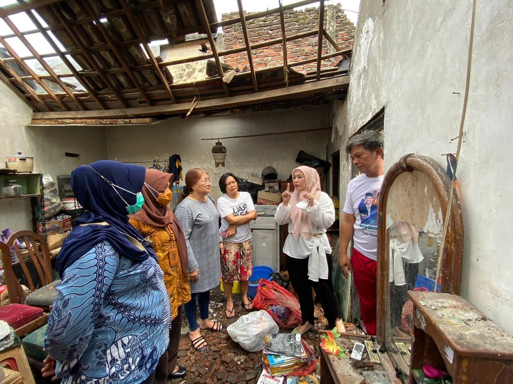 Wakil Ketua Komisi D DPRD Surabaya, Ajeng Wira Wati  langsung turun meninjau lokasi kebakaran Jl Nginden Kota 2 No 70 RT.03 / RW.03, Kel. Baratajaya, Kec. Gubeng. SP/ALQ