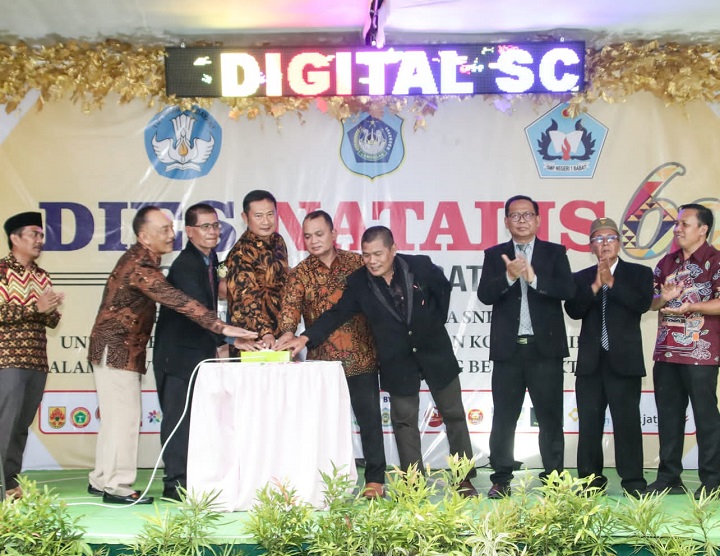 Bupati saat memencet tombol menandai launching digital school di SMPN 1 Babat. SP/MUHAJIRIN KASRUN