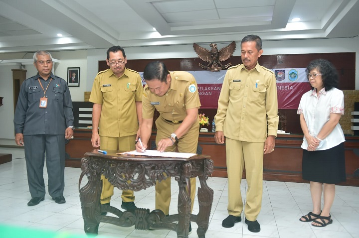 Bupati menandatangani komitmen bersama SDI. SP/MUHAJIRIN KASRUN