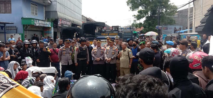 Pimpinan salah satu perguruan pencak silat ikut menenangkan bersama Kepolisian. SP/MUHAJIRIN KASRUN