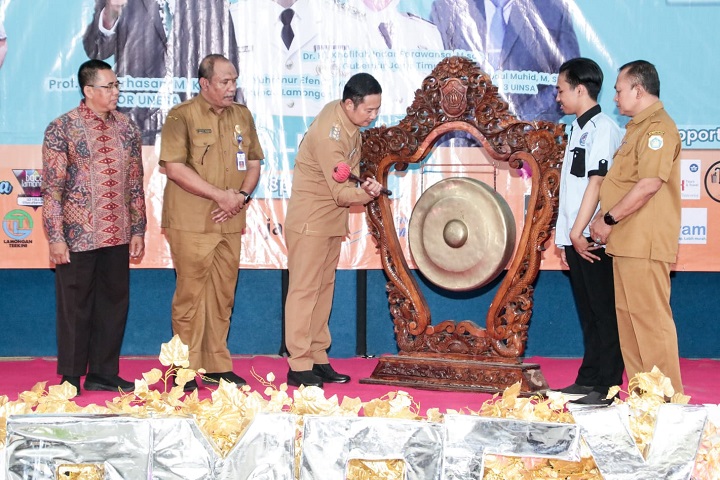 Bupati memukul gong menandai acara expo campus 2023 dibuka. SP/MUHAJIRIN KASRUN