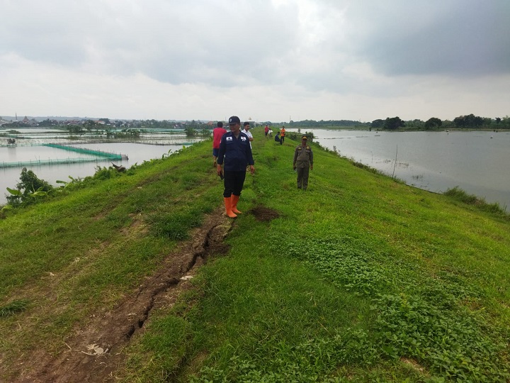 Tim TRC BPBD Lamongan bergerak cepat dengan memantau langsung tanggul yang sledding. SP/MUHAJIRIN KASRUN