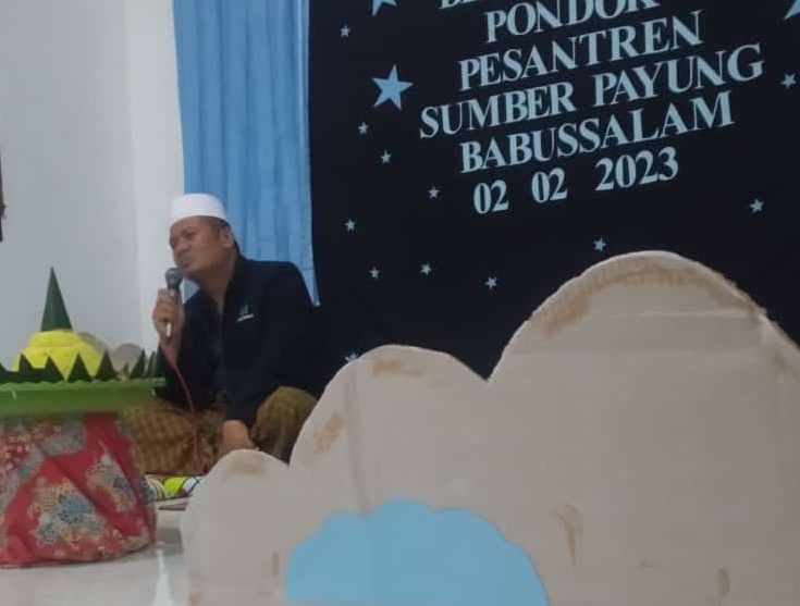 Pengasuh PP. Babus Salam Sumber Payung, Drs. KH. Halim Ismail, M.Pd di kediamannya, di Desa Bataal Barat Kec. Ganding Sumenep. SP/Istimewa