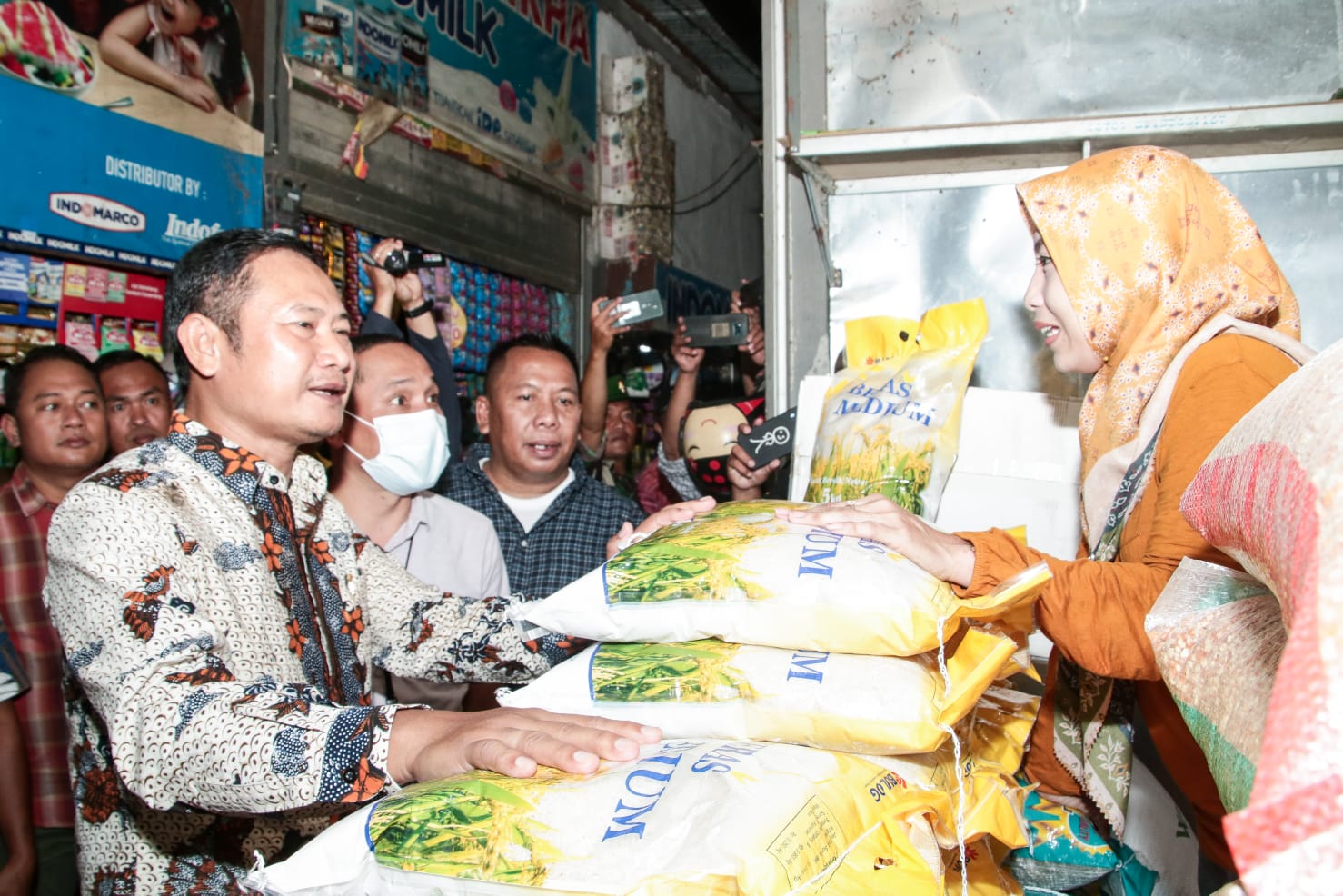 Bupati saat sidak dan mengecek langsung harga beras di Pasar Sidoharjo Lamongan.

FOTO:SP/MUHAJIRIN KASRUN
