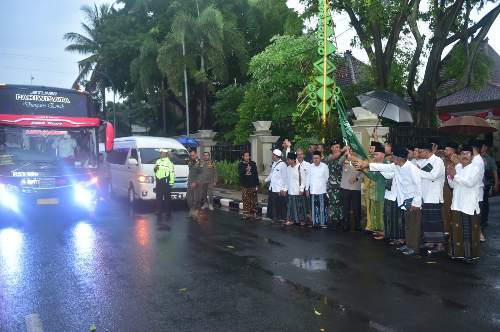 Bupati Lamongan berangkatkan warga NU ke Sidoarjo.

FOTO:SP/MUHAJIRIN KASRUN
